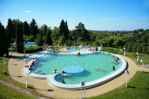 Bázakerettyei strandfürdő