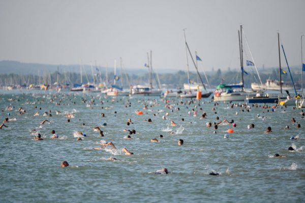 Balaton-átúszás