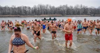 Újévi fürdőzés a Tisza-tóban
