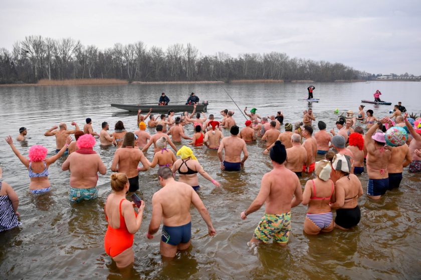 Újévi megmártózás vízkereszt napján a Tisza-tóban
