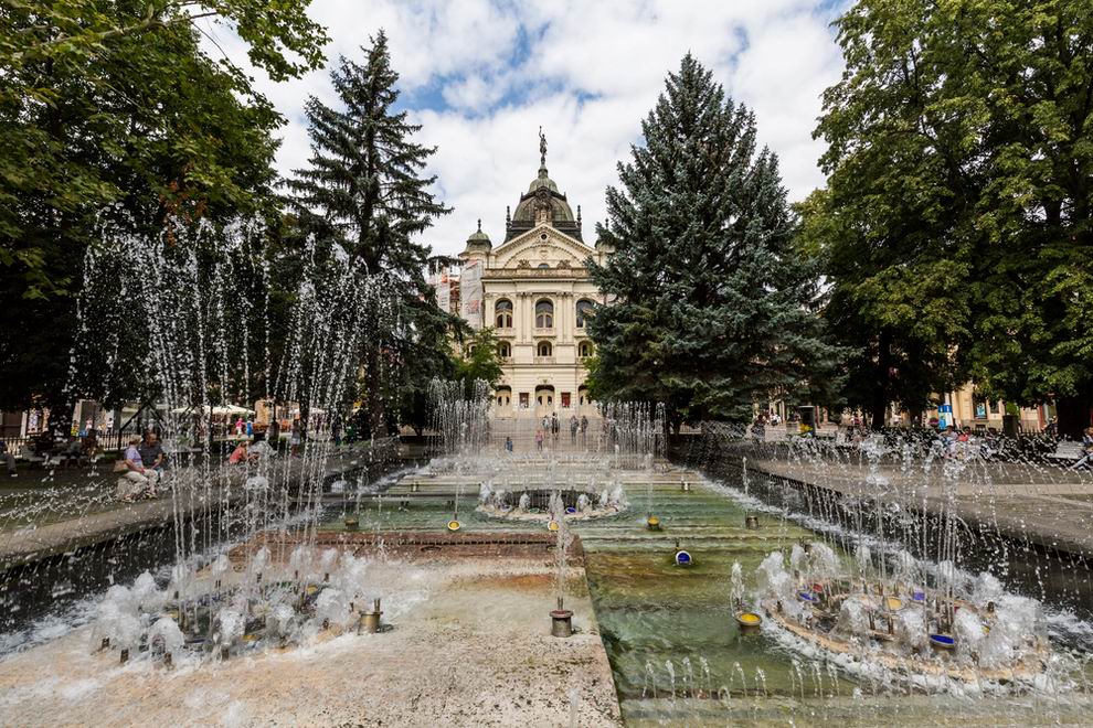 Kassa zenélő szökőkút