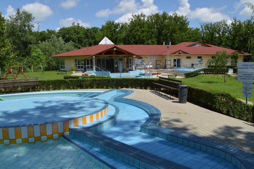 Füzesgyarmati Kastélypark fürdő